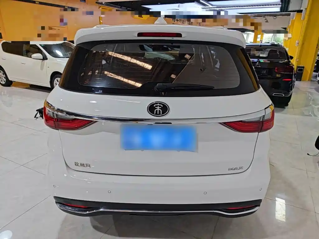 BYD MAX — миниатюра 6