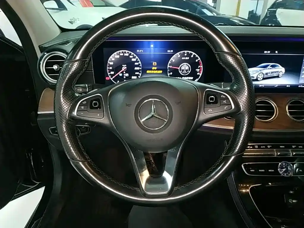 Mercedes-Benz E-Class — миниатюра 11