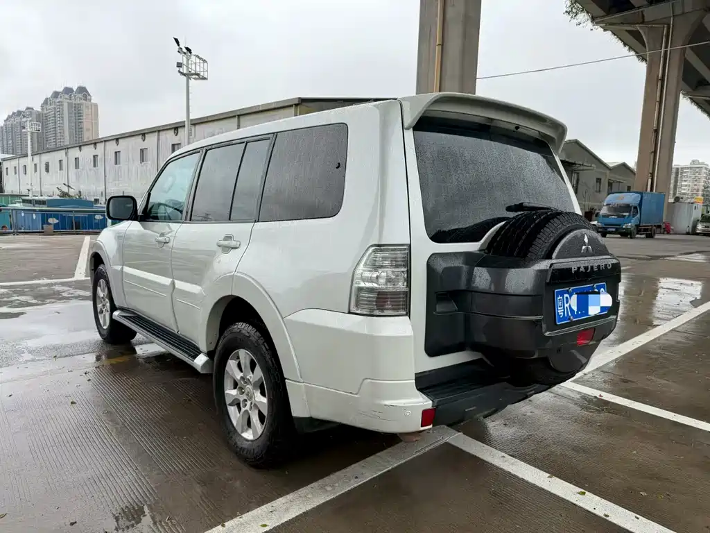 MITSUBISHI PAJERO
