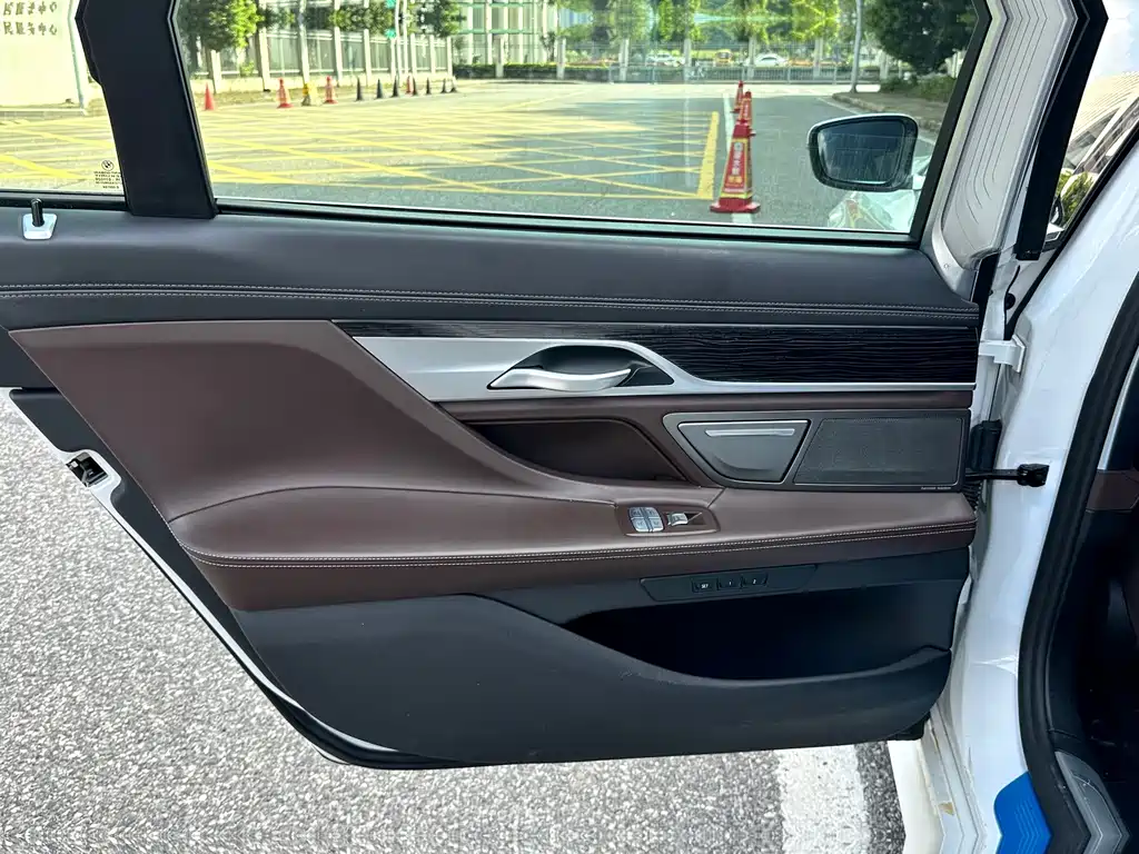 BMW 7 Series — миниатюра 16