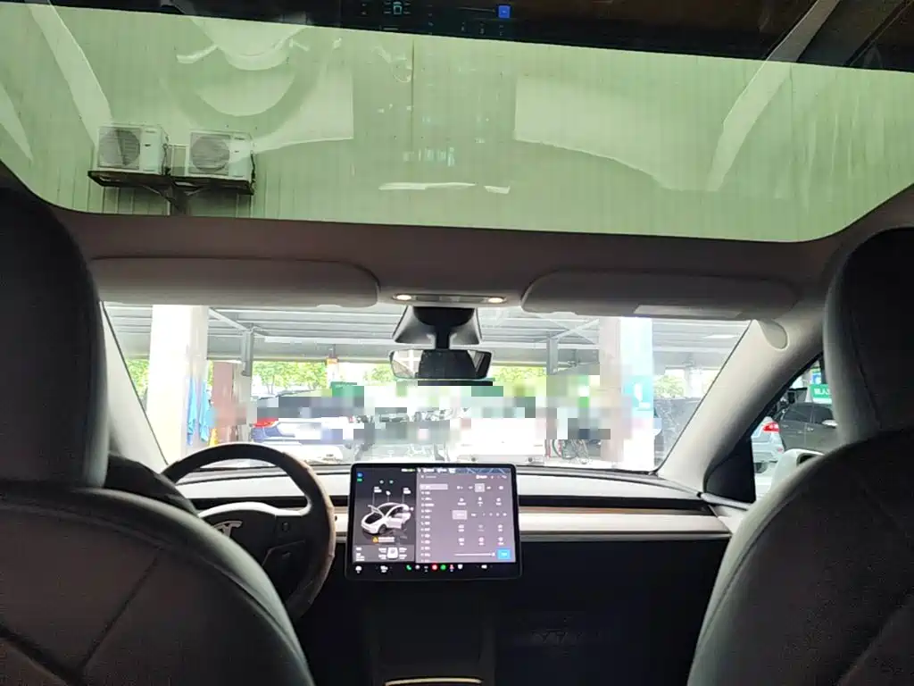 Tesla Model Y — миниатюра 18