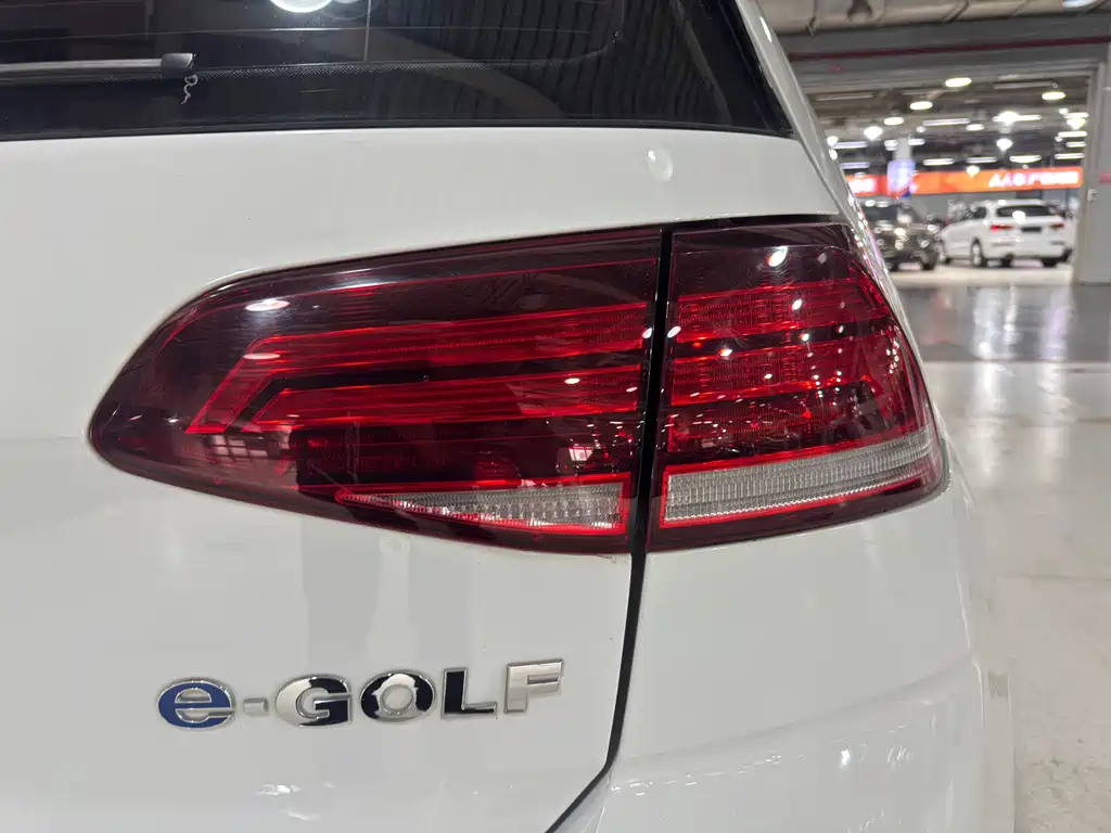 Volkswagen Golf EV — миниатюра 22