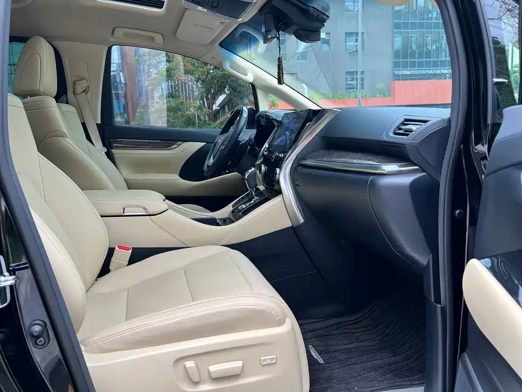 Toyota Alphard — миниатюра 7