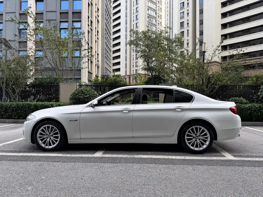 BMW 5 Series — миниатюра 4