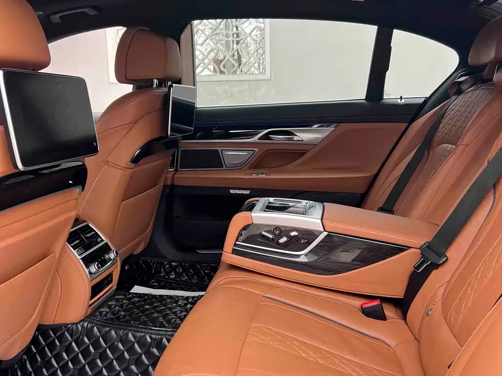BMW 7 Series — миниатюра 10