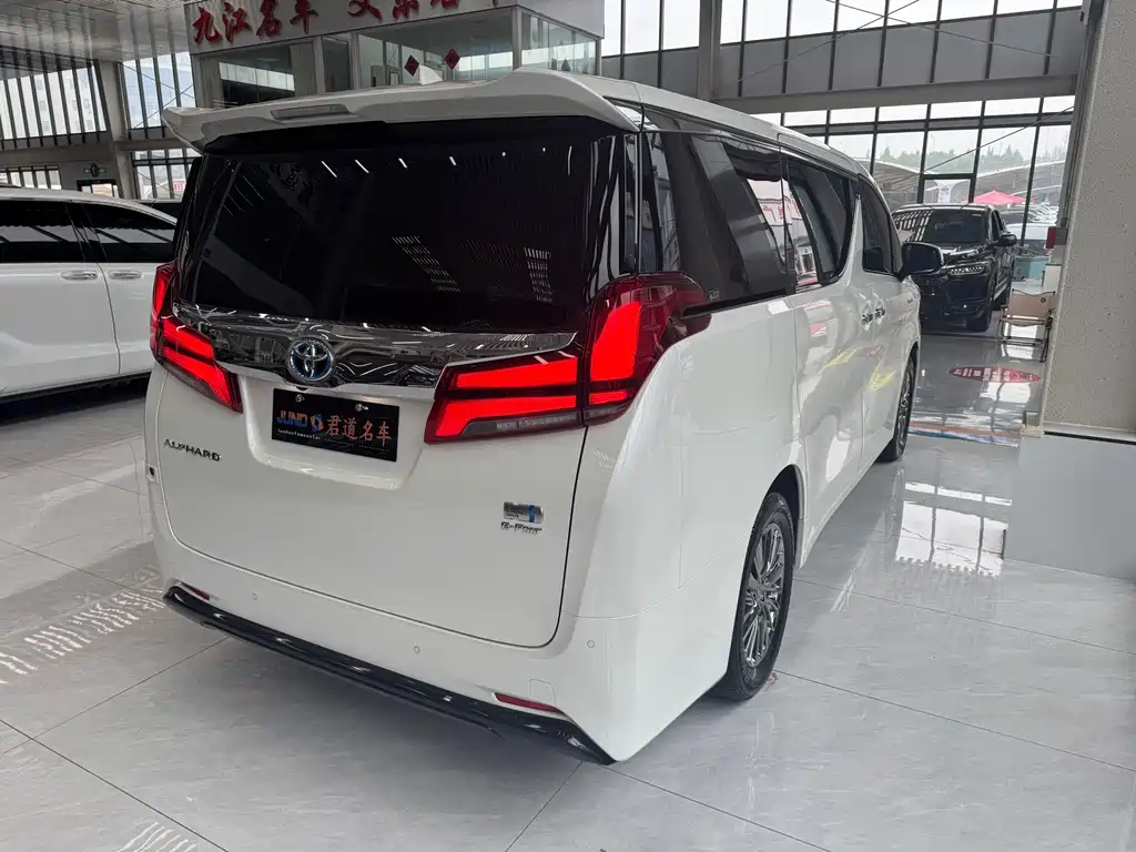 Toyota Alphard — миниатюра 4