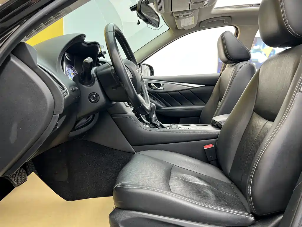 Infiniti Q50 2014 3.7L Comfort