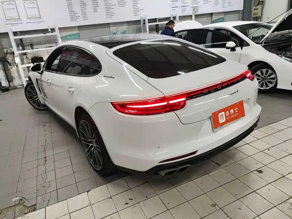 PORSCHE PANAMERA