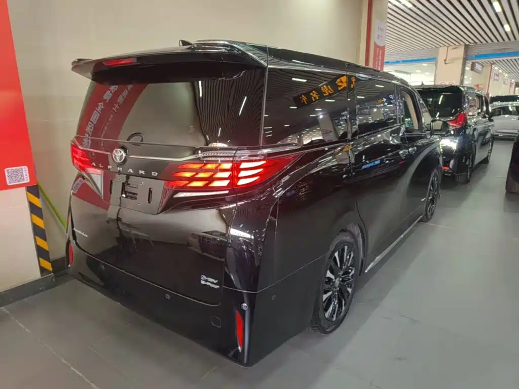 Toyota Alphard — миниатюра 7