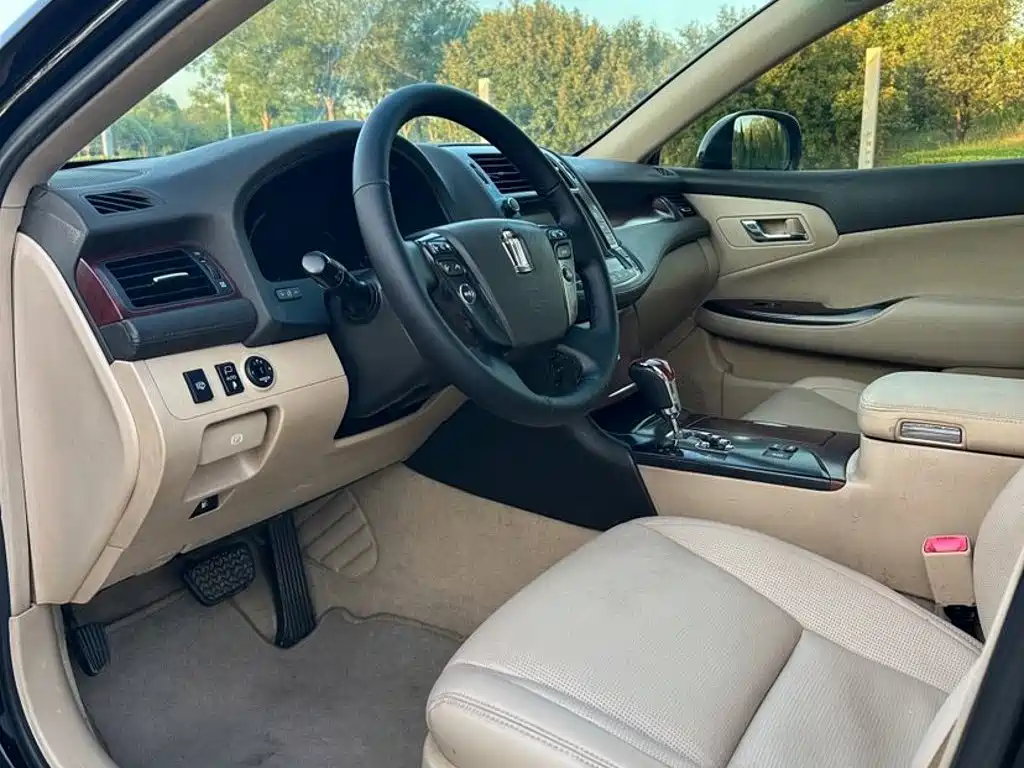 Toyota Crown — миниатюра 8