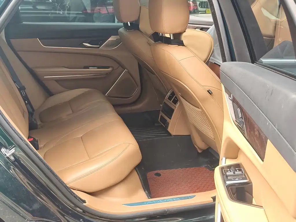 Jaguar XFL — миниатюра 6