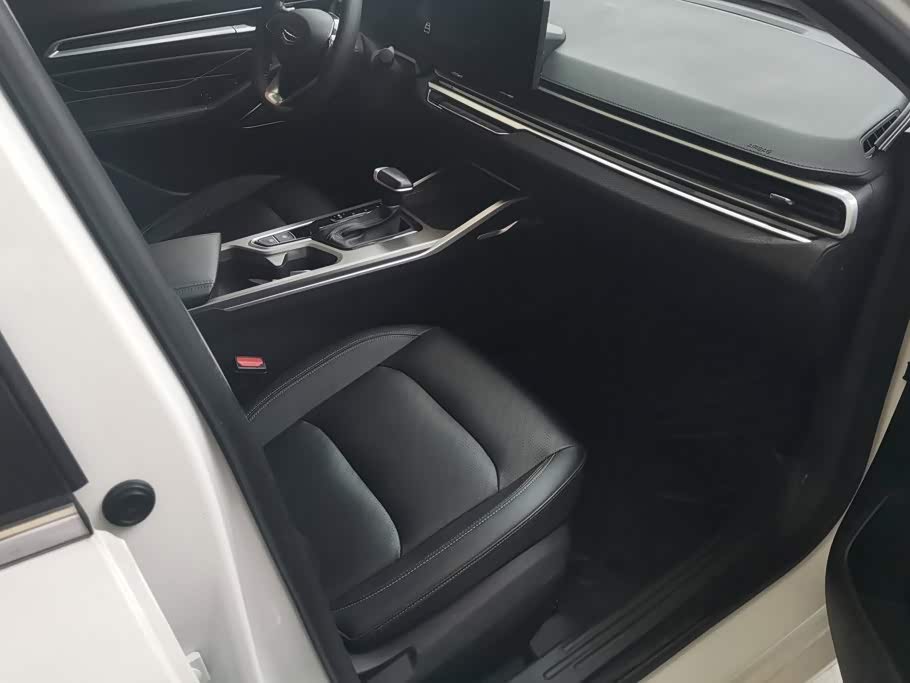 Geely Emgrand 1.5 л 2023 г. Белый, пробег 42000 км