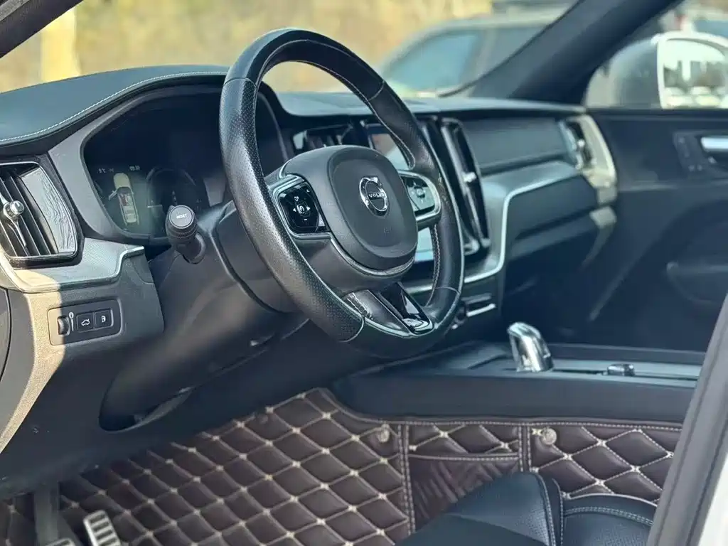 VOLVO XC60 PLUG IN HYBRID