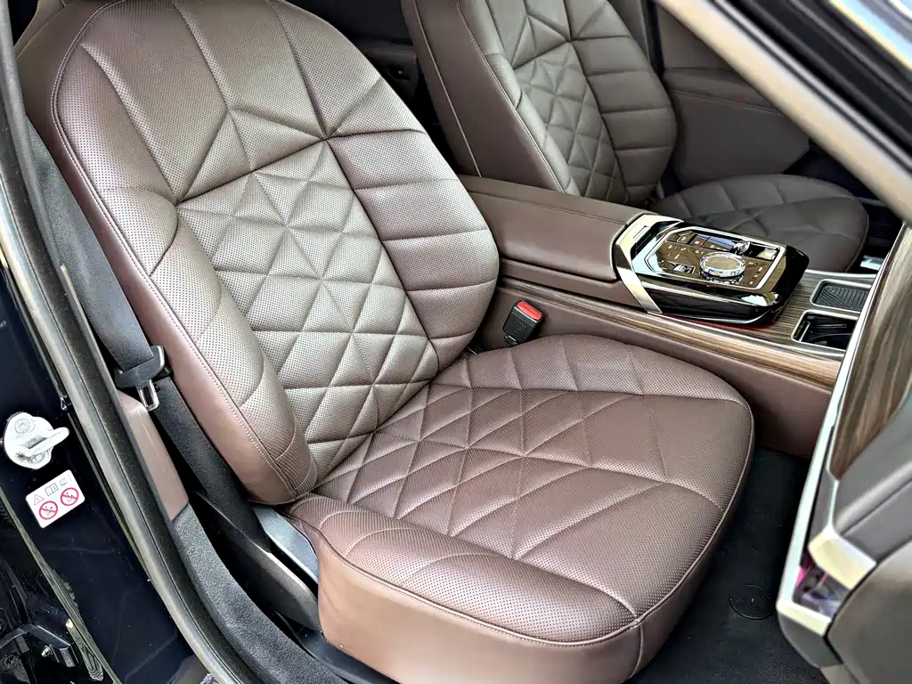 BMW 7 Series — миниатюра 18