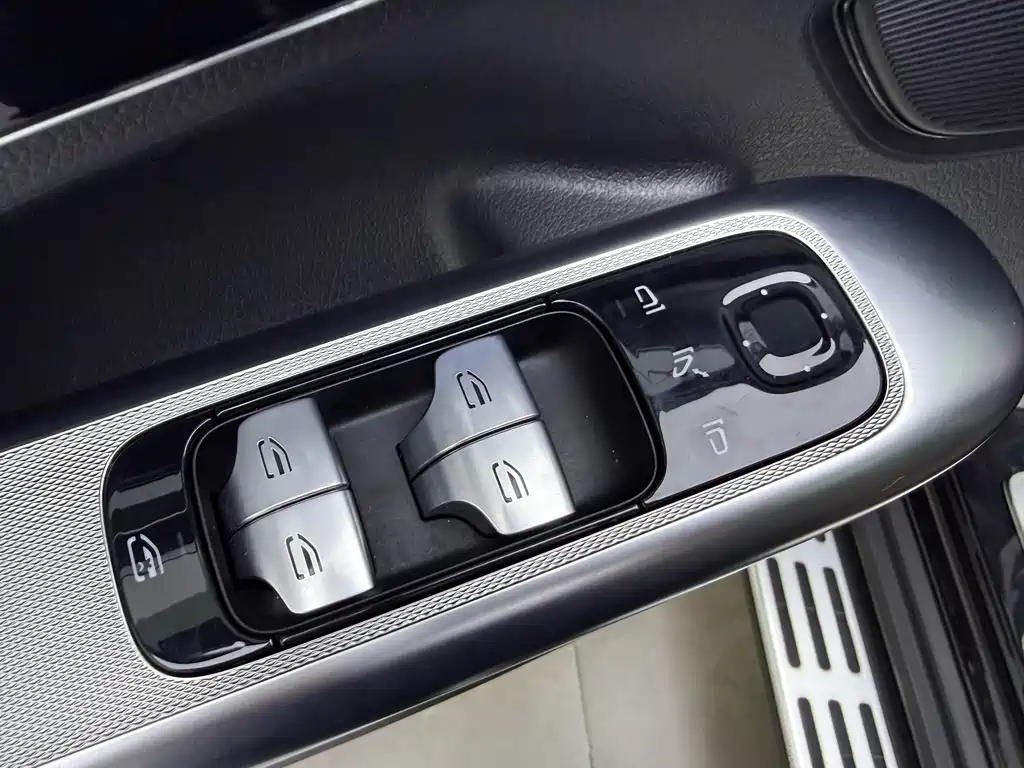 Mercedes-Benz EQE SUV — миниатюра 26