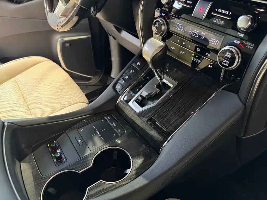 Lexus LM — миниатюра 38