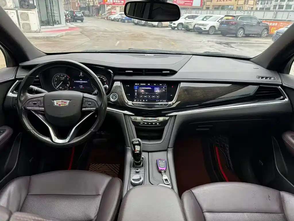 CADILLAC XT6