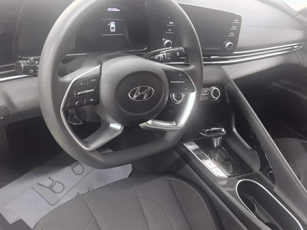 Hyundai Elantra 1.5 л 2022 г. Белый, пробег 29300 км