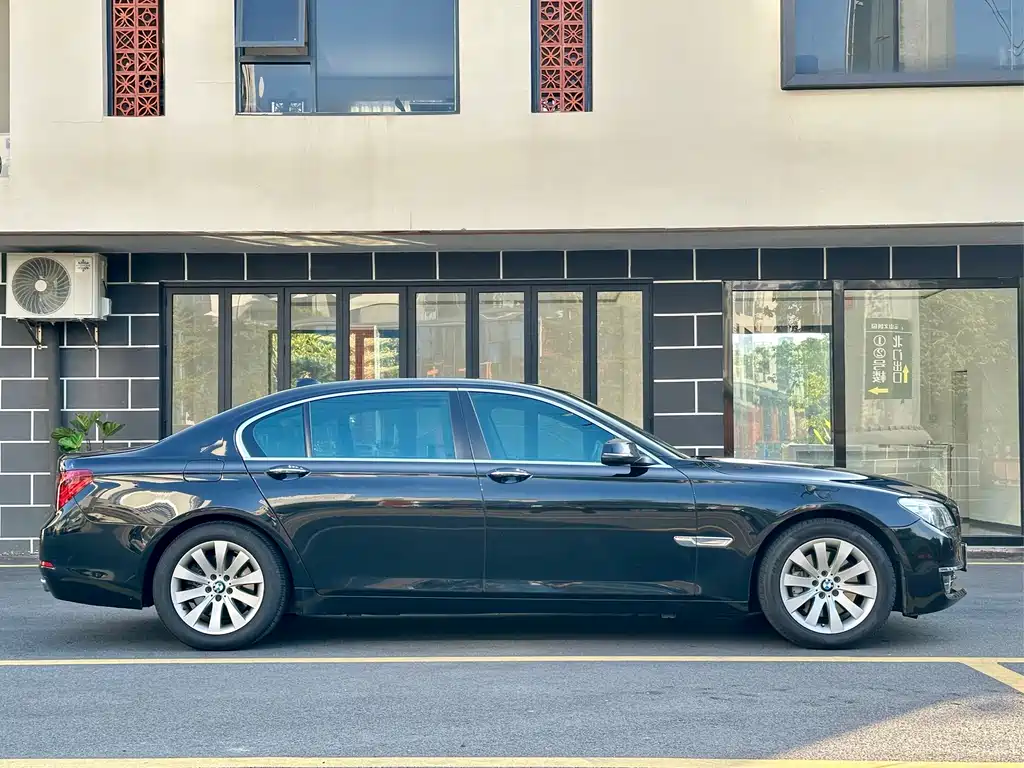 BMW 7 Series — миниатюра 4
