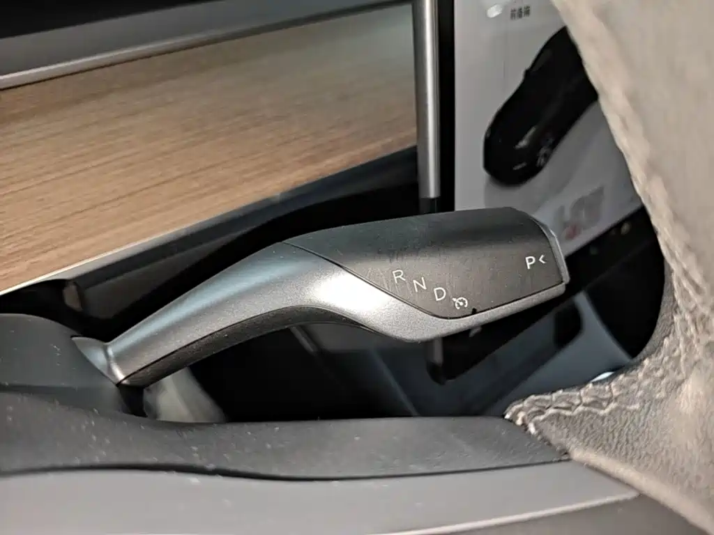 Tesla Model Y — миниатюра 14