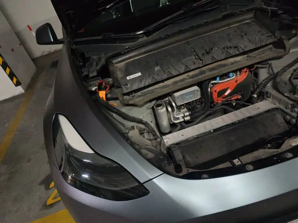 Tesla Model Y — миниатюра 20