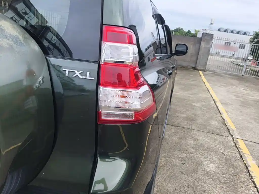 Toyota Land Cruiser Prado 2016 2.7L AT Standard