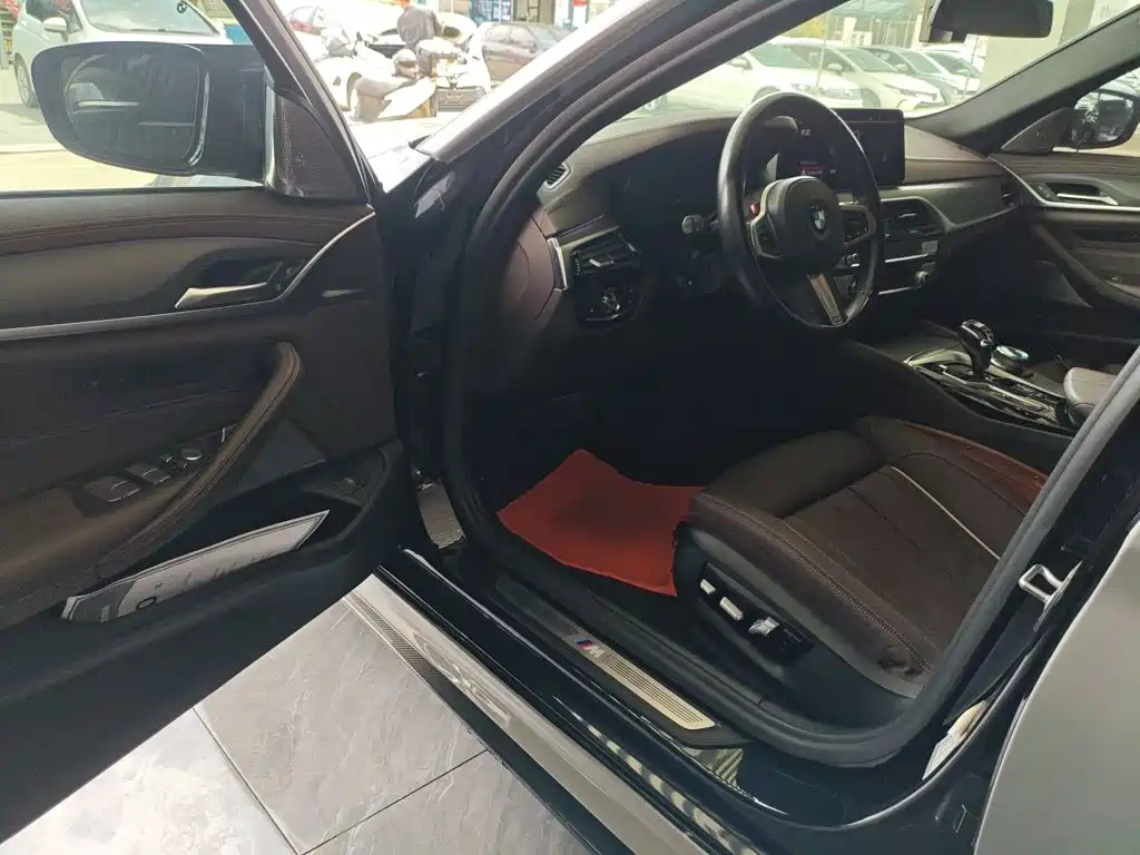 BMW 5 Series — миниатюра 12
