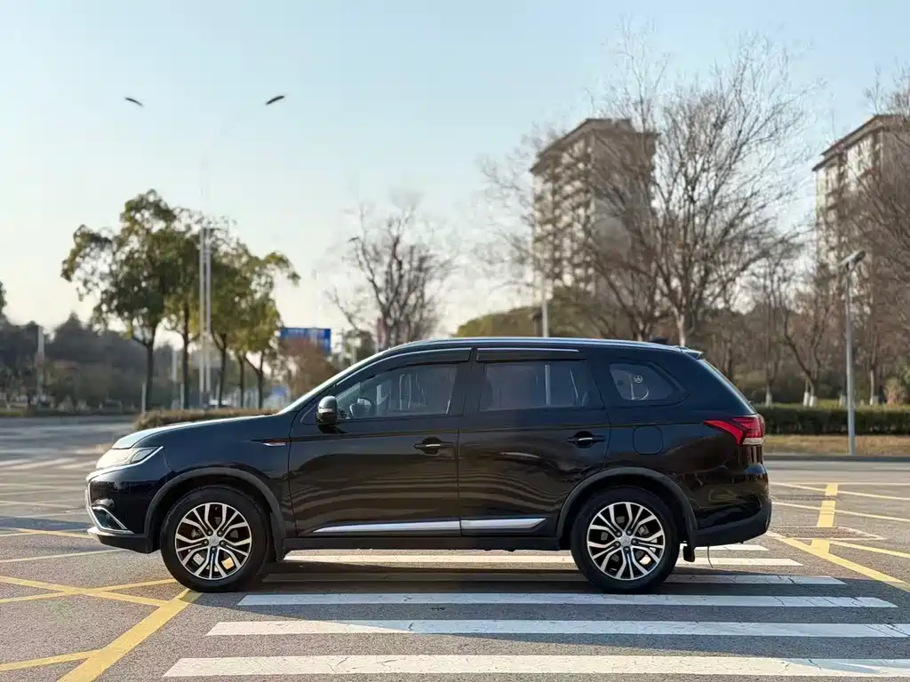 MITSUBISHI OUTLANDER