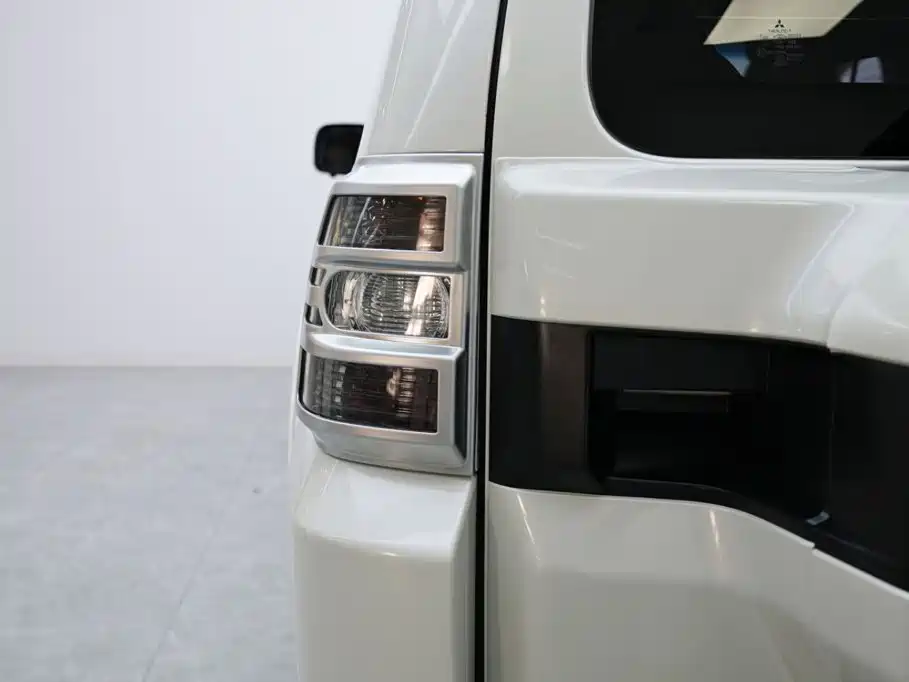 Mitsubishi Pajero (Import) — миниатюра 17