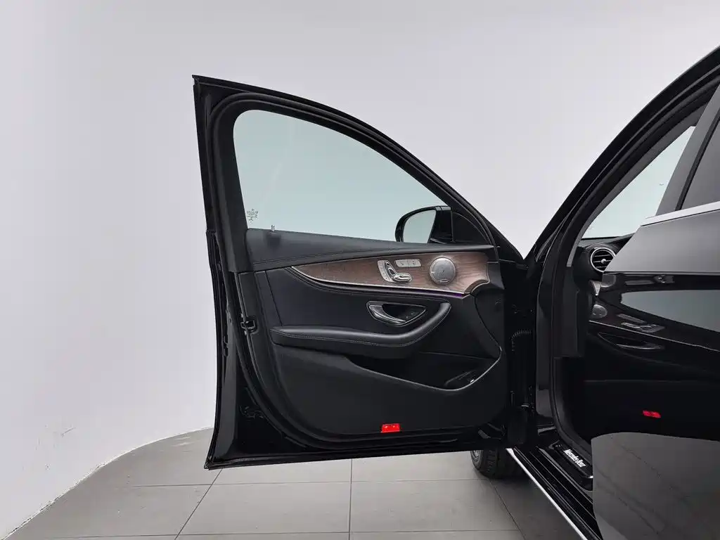 Mercedes-Benz E-Class — миниатюра 8