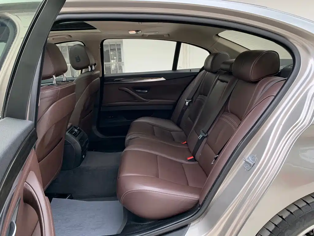 BMW 5 Series — миниатюра 7