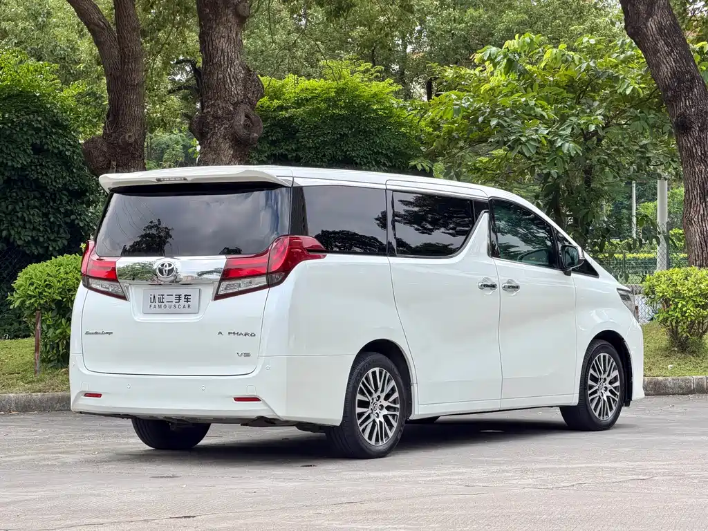 Toyota Alphard — миниатюра 5