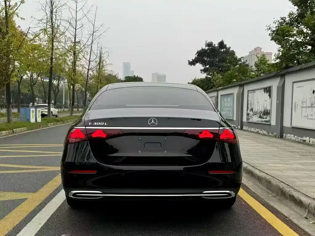 Mercedes-Benz E-Class — миниатюра 9