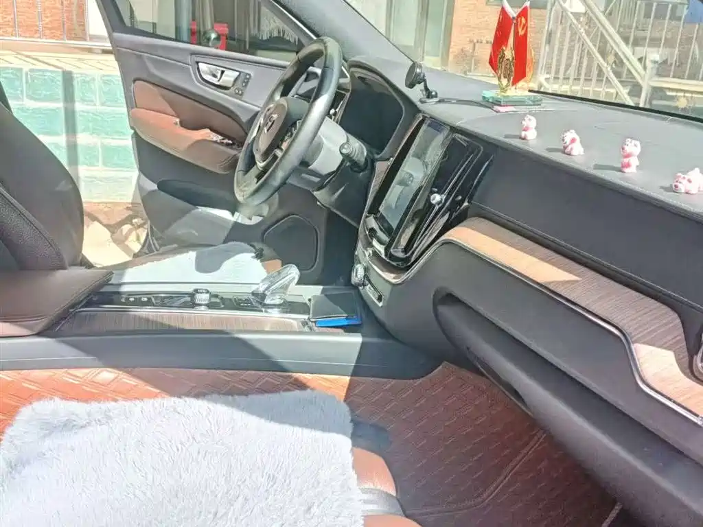 Volvo XC60 2024 B5 Luxury