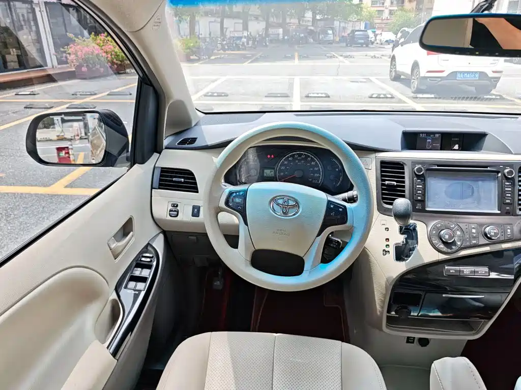 Toyota Sienna — миниатюра 18