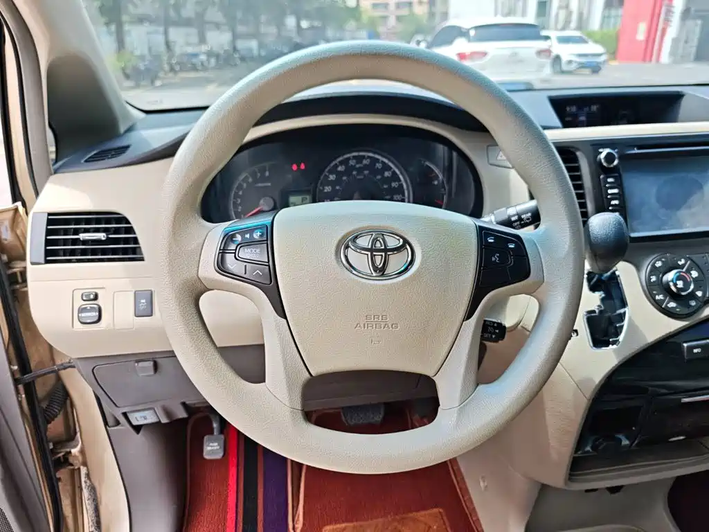 Toyota Sienna — миниатюра 13
