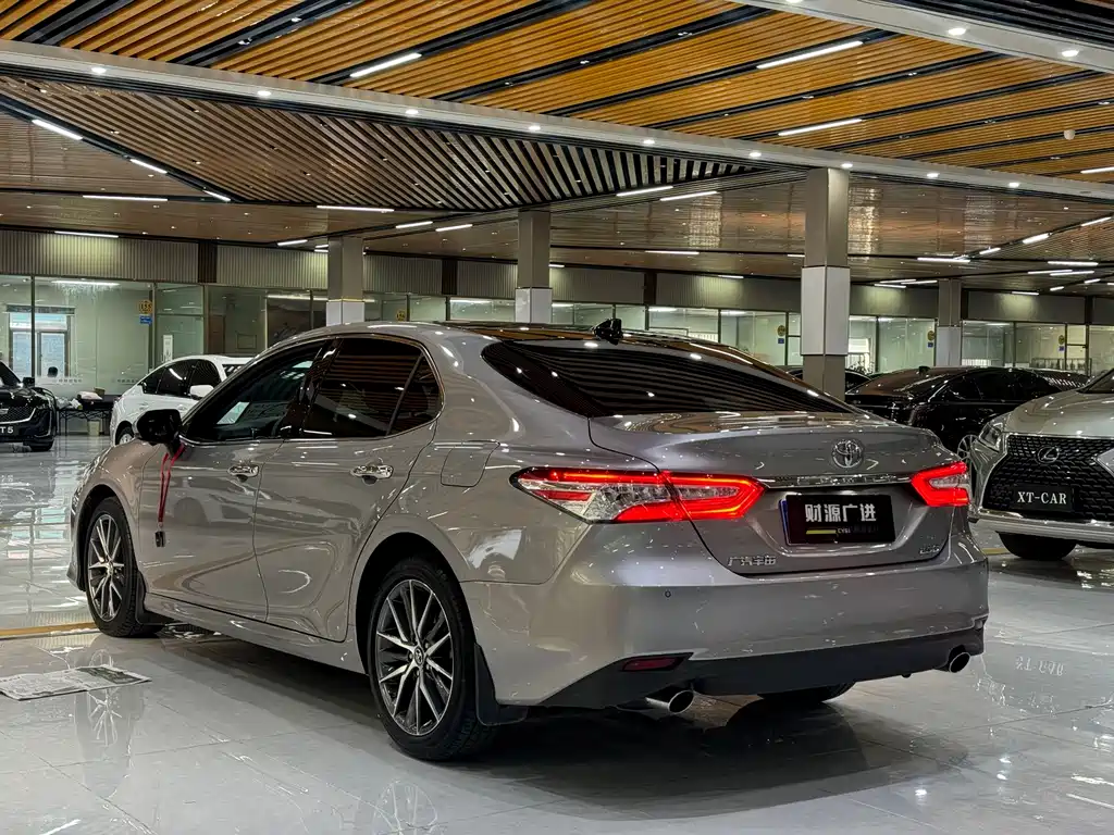 Toyota Camry — миниатюра 11