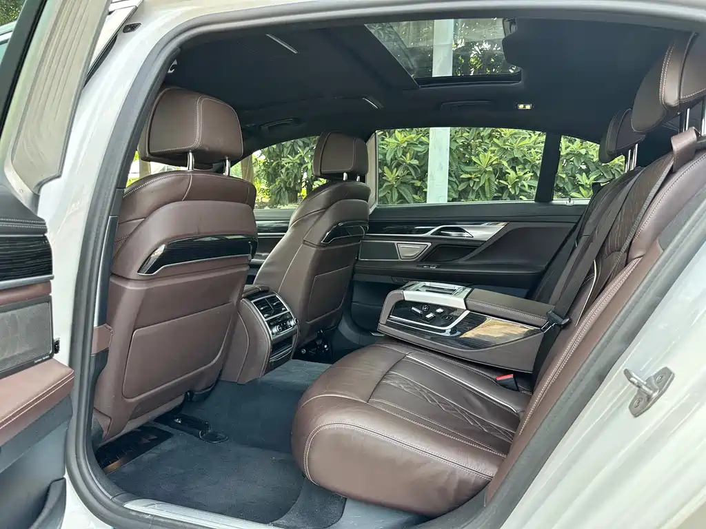 BMW 7 Series — миниатюра 14