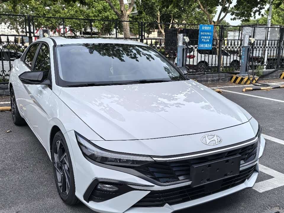Hyundai Elantra 1.5 л 2023 г. Белый, пробег 42000 км
