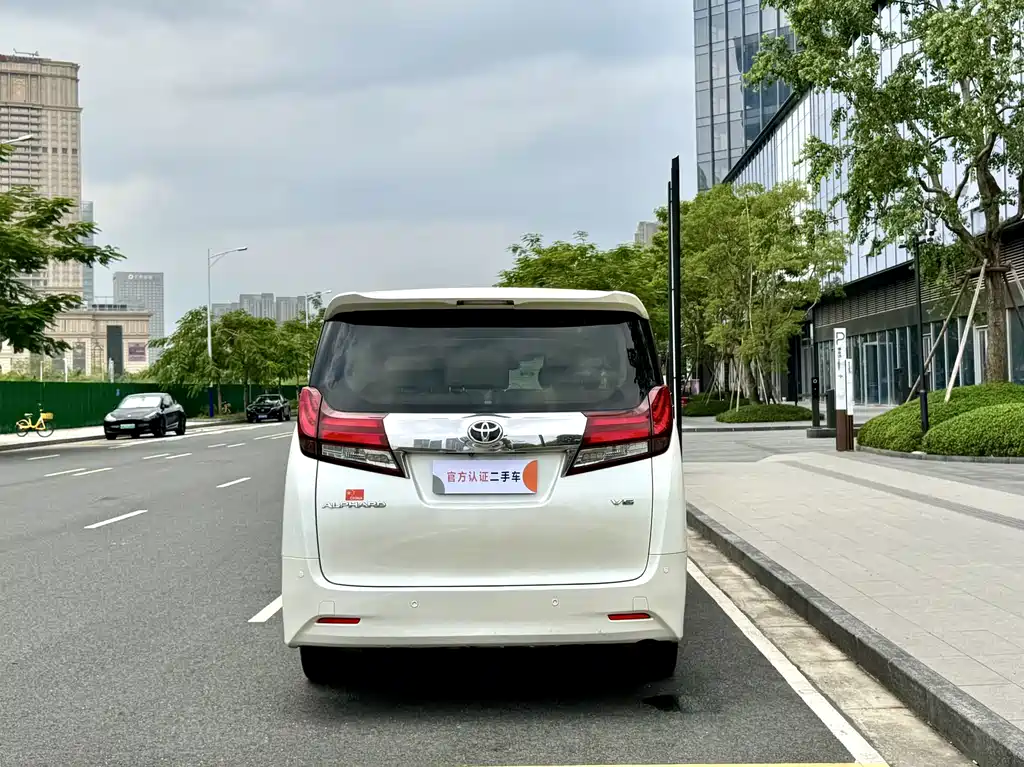 Toyota Alphard — миниатюра 5