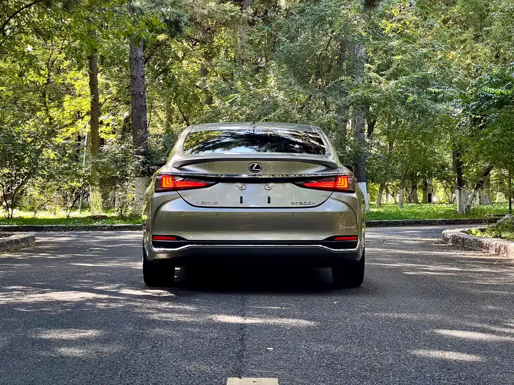 Lexus ES — миниатюра 6