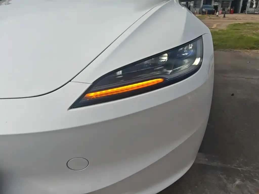 Tesla Model 3 — миниатюра 24