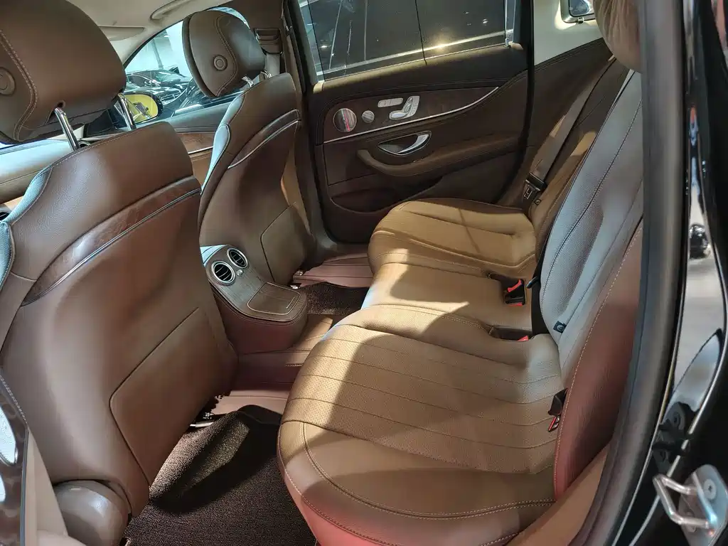 Mercedes-Benz E-Class — миниатюра 8