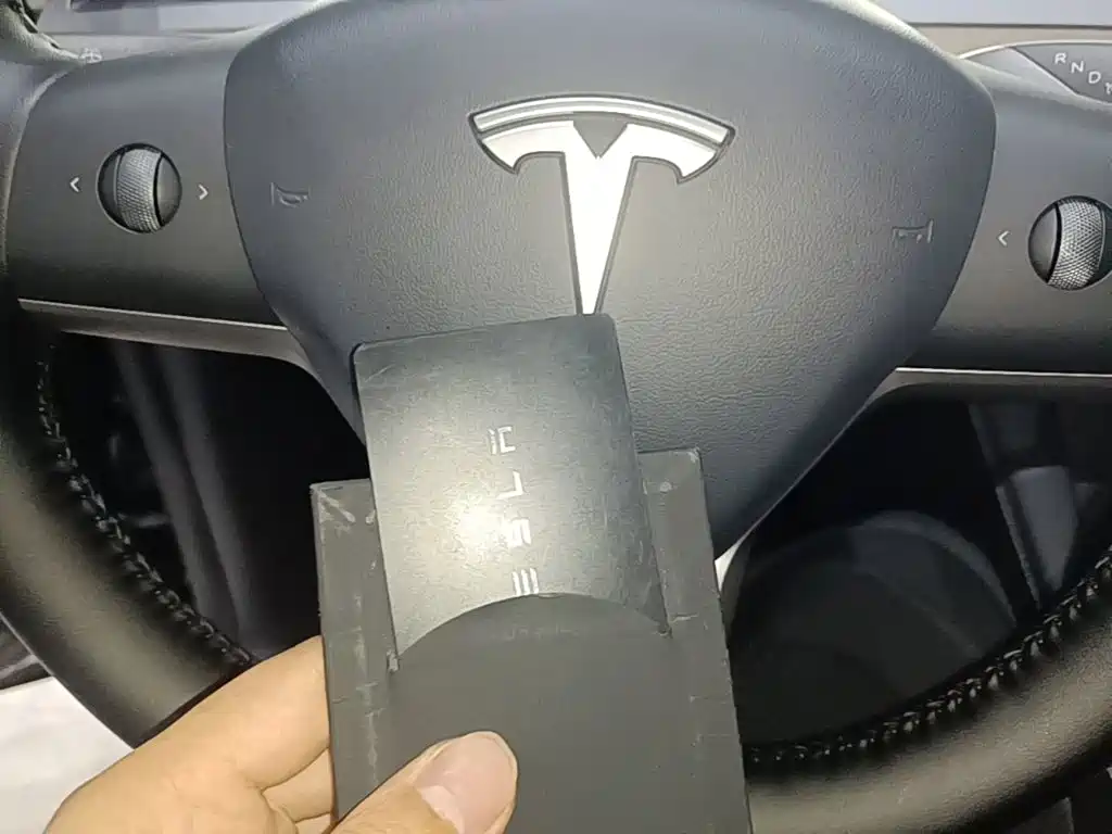 Tesla Model Y — миниатюра 9
