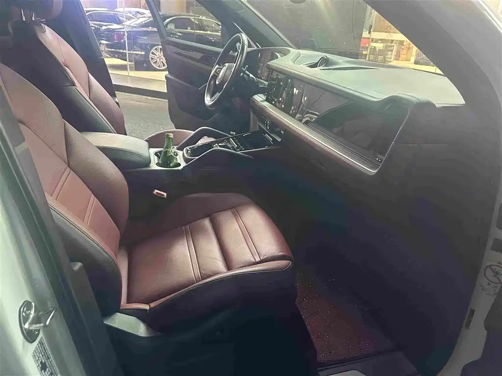 Porsche Cayenne — миниатюра 10