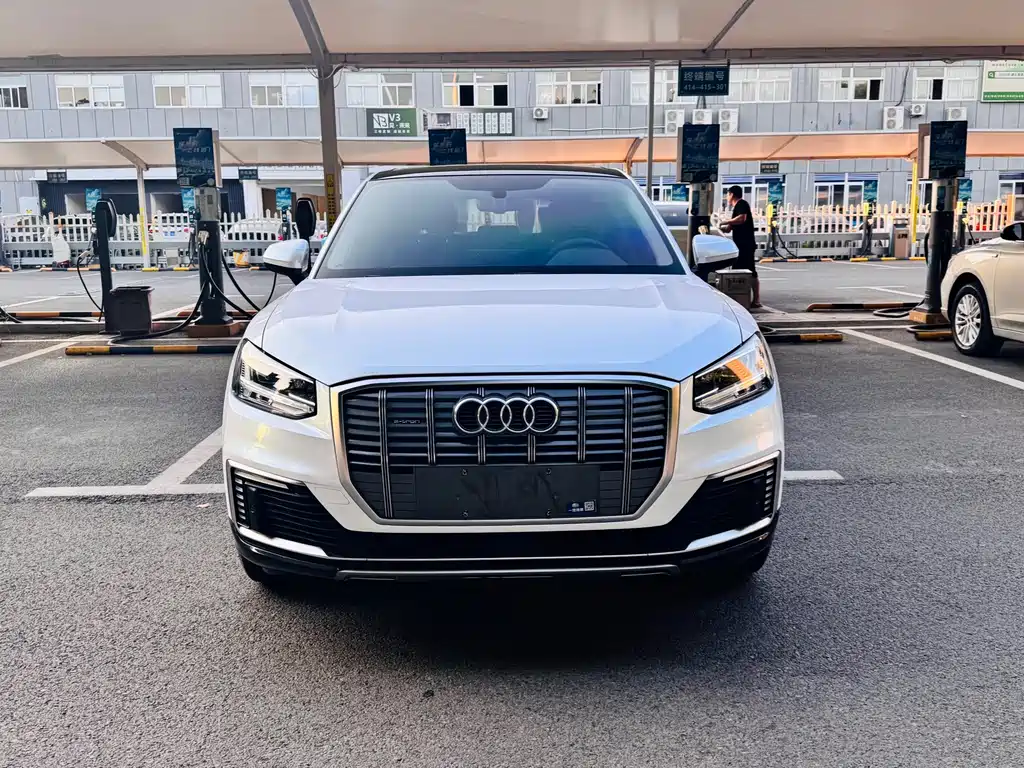 Audi Q2L e-tron — миниатюра 2