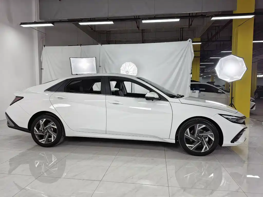 Hyundai Elantra — миниатюра 5