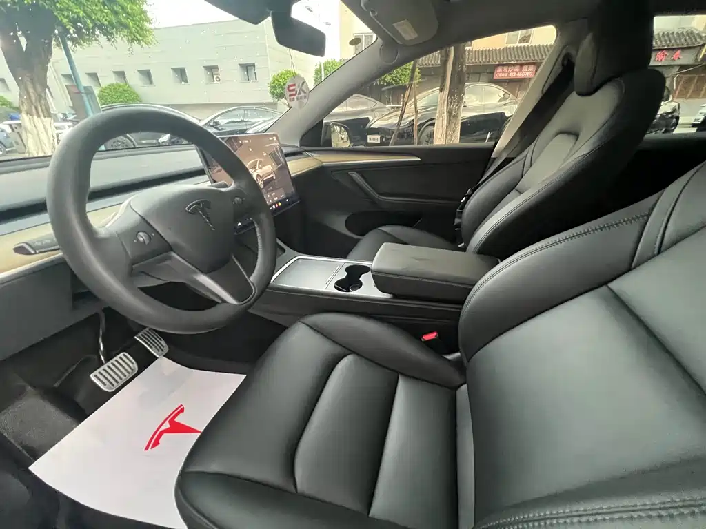 Tesla Model Y — миниатюра 10