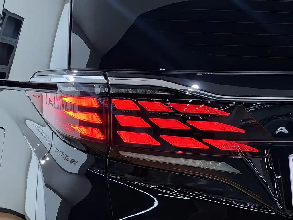 Toyota Alphard — миниатюра 7