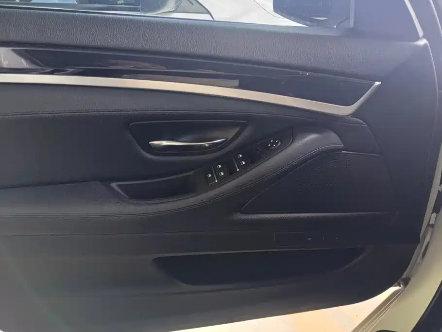BMW 5 Series — миниатюра 7